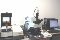 Spectromètre infrarouge à transformée de Fourier couplé avec un microscope 